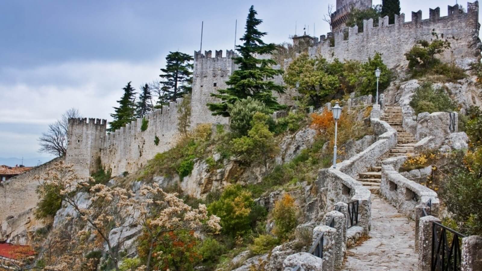 В солнечном Сан-Марино теперь можно гулять без маски. И все благодаря вакцинации. Фото.