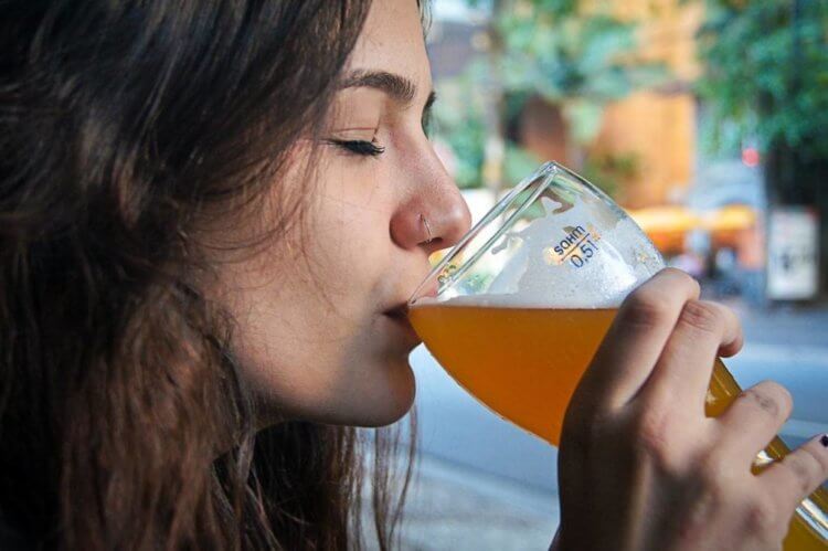Улучшает работу мозга. Ежедневное потребление бокала пива предотвращает возникновение когнитивных нарушений у женщин. Фото.