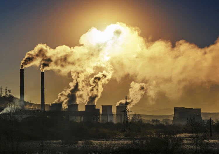 От парниковых газов есть не только вред, но и польза. Большое количество углекислого газа выбрасывают в атмосферу заводы. Фото.