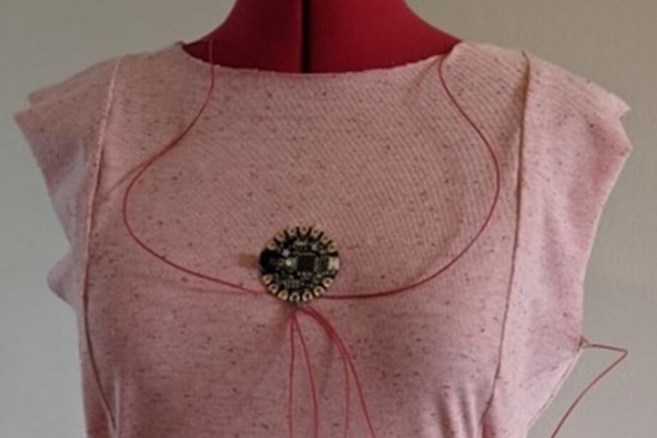 «Умная» одежда будущего. «Умные» нитки соединяются в едином блоке управления. Фото.