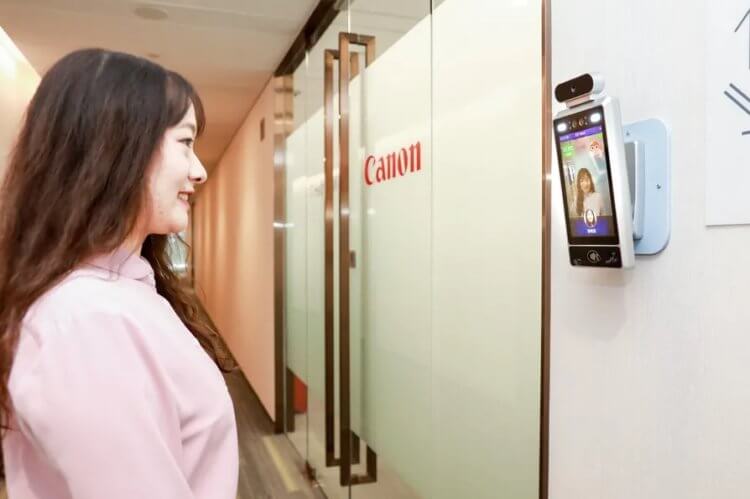 Почему на работе требуют улыбаться? Камера на входе в китайский офис Canon. Фото.