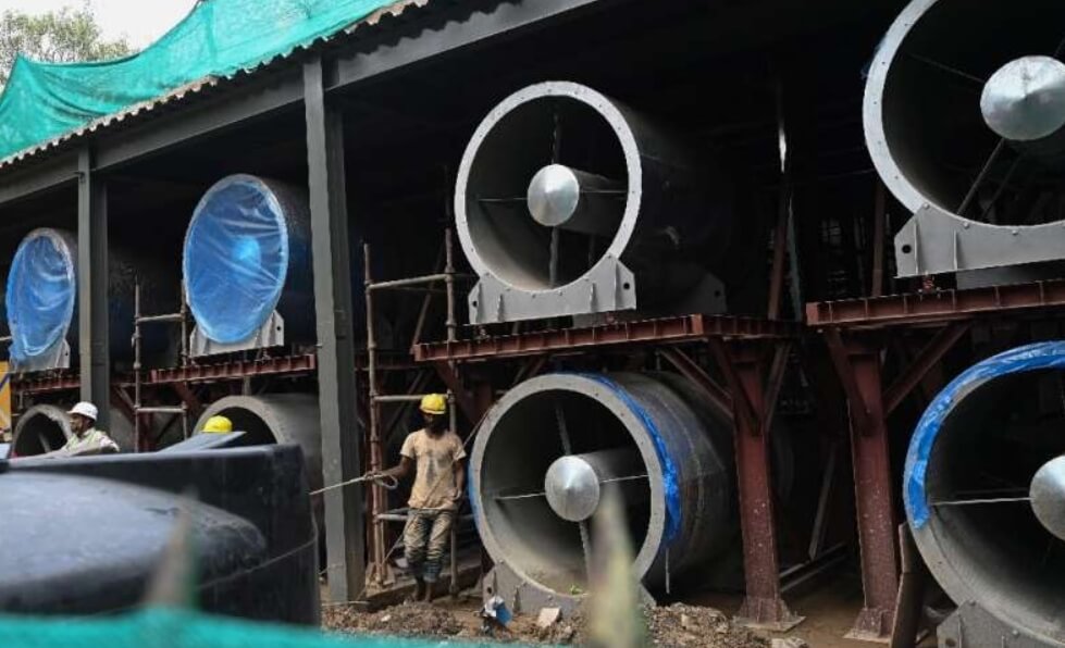 Как очистить воздух от грязи? Огромные вентиляторы, которые будут установлены в огромную башню. Фото.