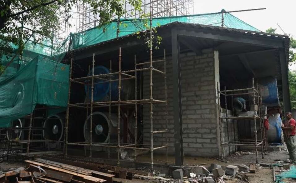 Как очистить воздух от грязи? Процесс строительства огромной башни. К сожалению, как он будет выглядеть в итоге, неизвестно. Фото.