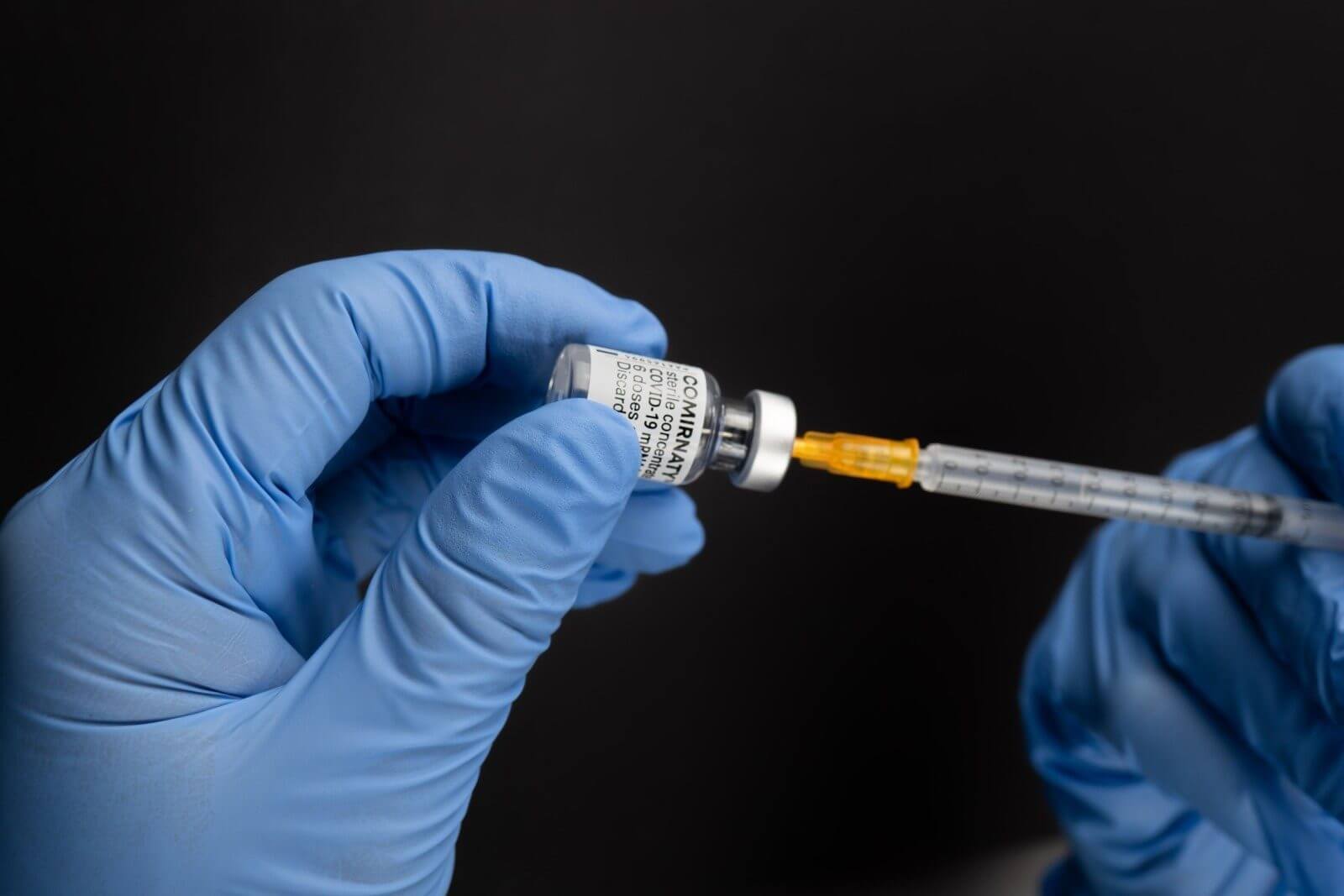 Как победить пандемию? Вакцинация предотвращает миллионы смертей в год. Фото.