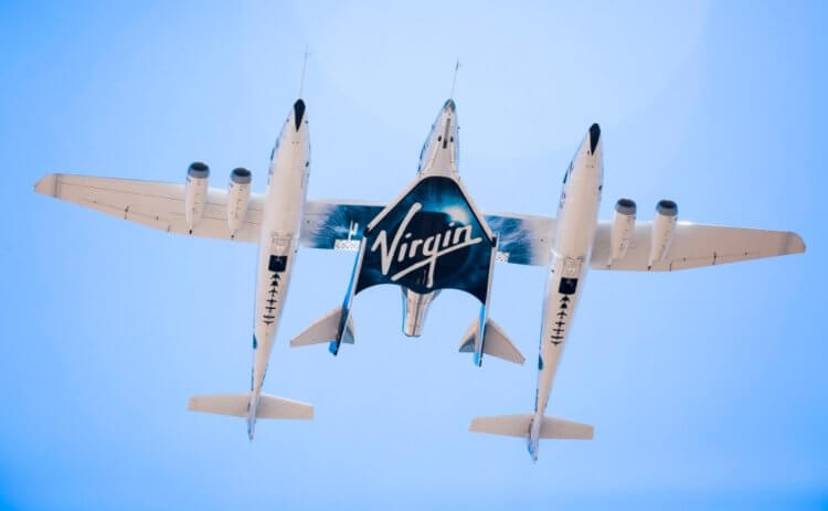 Глава Virgin Galactic Ричард Брэнсон слетал в космос. Как прошел полет? Космический корабль VSS Unity совершил свой первый полет с туристами на борту. Фото.