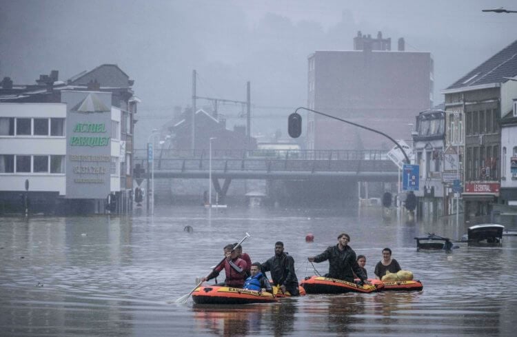 Наводнения, пожары, оползни: что происходит с планетой? Обычная картина XXI века – люди во время наводнения в Бельгии пытаются остаться в живых. Фото.