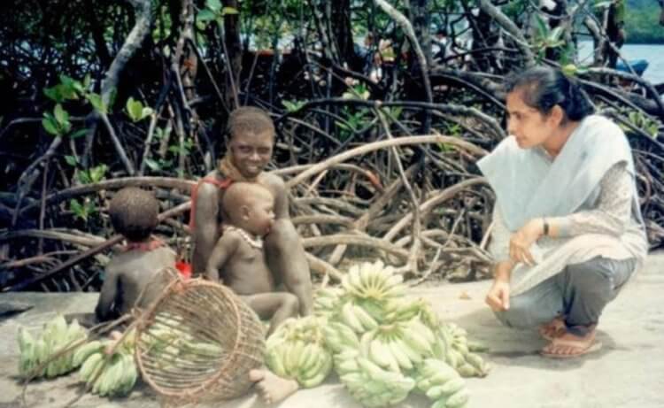 Как выжить в диком племени? Мадхумала Чоттопаддхай и дети из дикого племени. Фото.