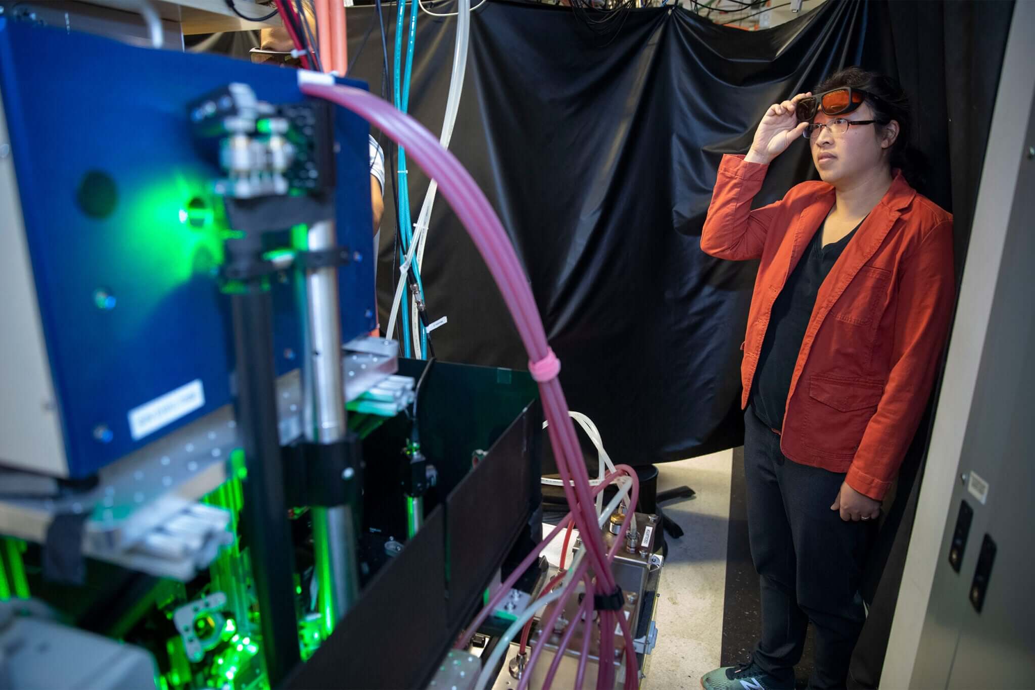 Исследователи раскрывают тайны Вселенной, захватывая ультрахолодные молекулы в середине химической реакции. Фото.