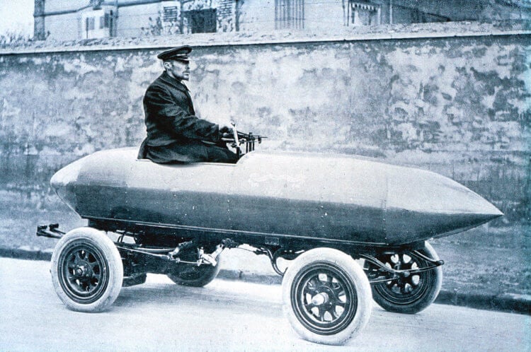 Электромобили первой половины XX столетия и теория заговора. La Jamais Contente — электромобиль, который мог ездить со скоростью более 100 км/ч. Фото.