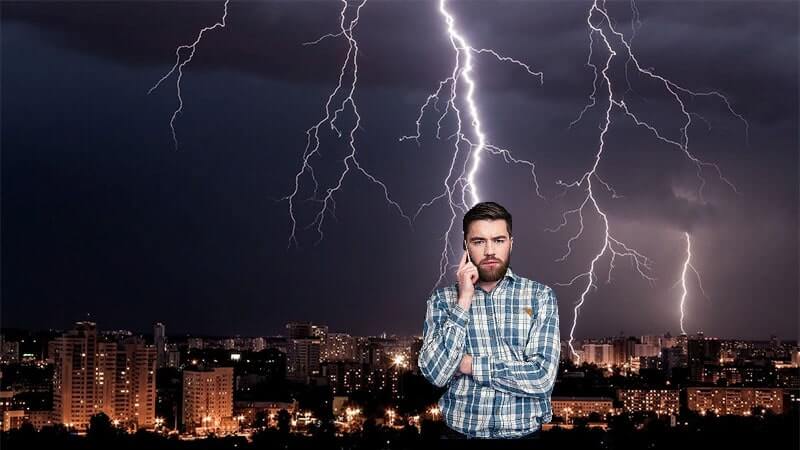 Чтобы молния теоретически могла ударить в телефон, должны сложиться определенные условия. Фото.
