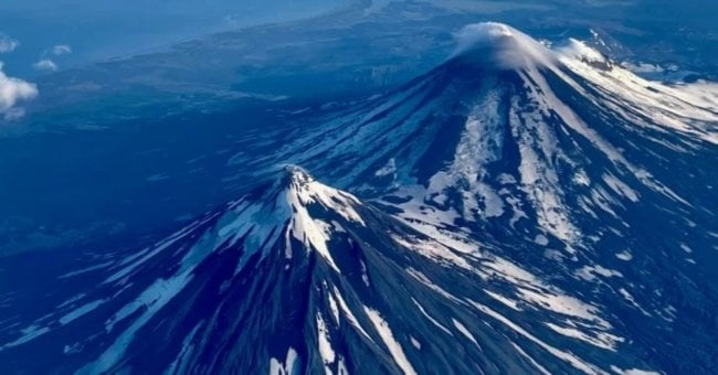 Редкое природное явление: на Аляске извергается сразу три вулкана. Фото.