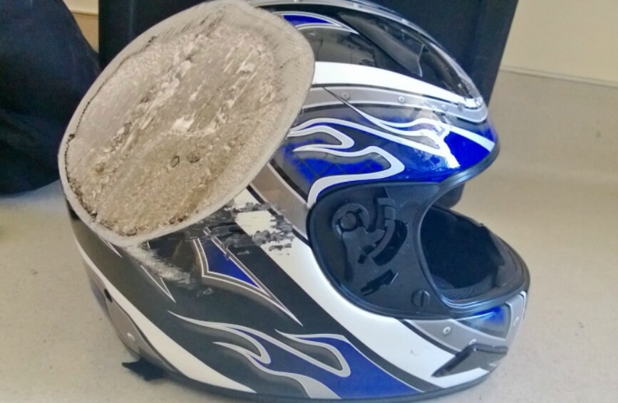 Плюсы кожаной одежды. Мотоциклетный шлем после падения. Человек остался жив. Фото.