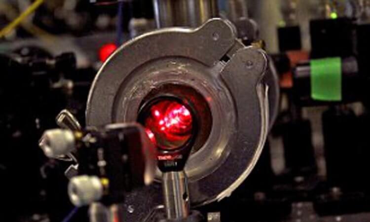 Лазеры, молекулы и другие вопросы. Так выглядит оптический резонатор, используемый для точной настройки лазеров, которые затем улавливают и охлаждают молекулы. Фото.
