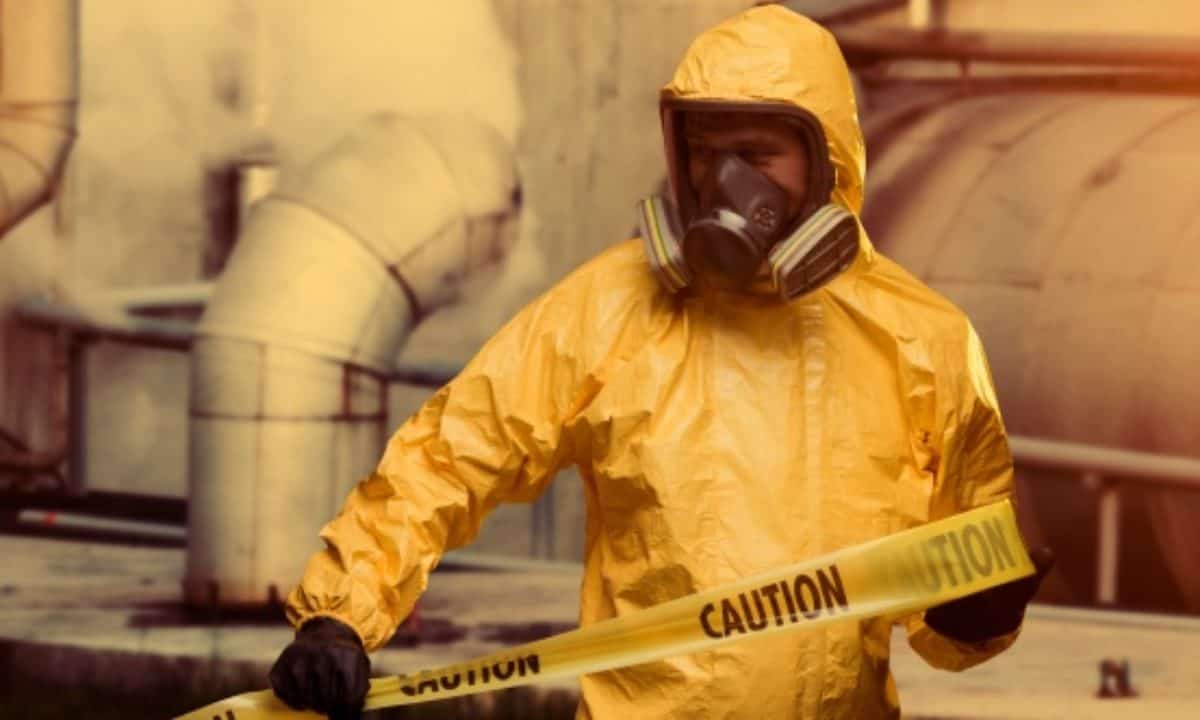 Рассвет теорий заговора приходится на времена всевозможных кризисов, когда люди ищут способы справиться с неопределенностью и угрозами. Однако вместо того, чтобы улучшать жизнь своих последователей, теории заговора часто приводят к обратному. Фото.