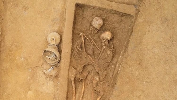 Найдено самое романтичное захоронение древних людей. В Китае найдено захоронение с обнимающимися людьми. Фото.