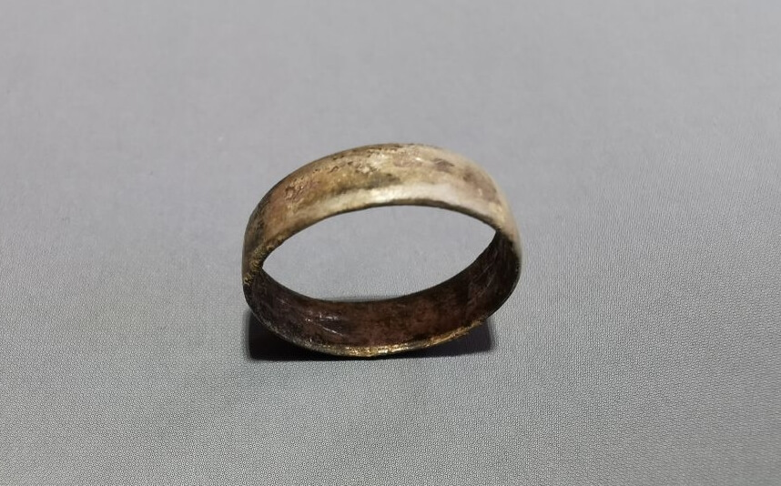 Кольцо, найденное на пальце женщины. Фото.