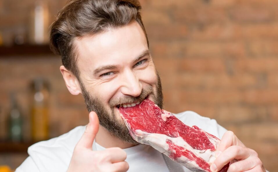 Сегодня люди условно делятся на два типа: вегетарианцев и мясоедов. Фото.