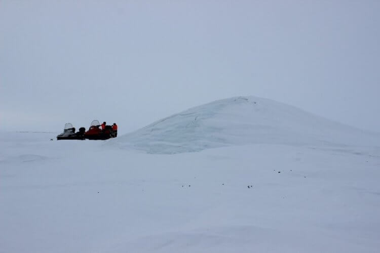 Почему вода не замерзает при отрицательной температуре. Так выглядит блистер на архипелаге Северная Земля. Фото.