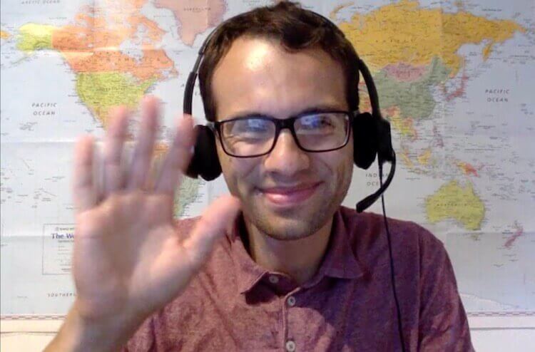 Это Норберт. Живет в Нью Йорке и говорит на английском, немецком, польском и словенском. Вот так это и работает. Пред вами сидит живой позитивный человек, с которым просто приятно общаться. Фото.