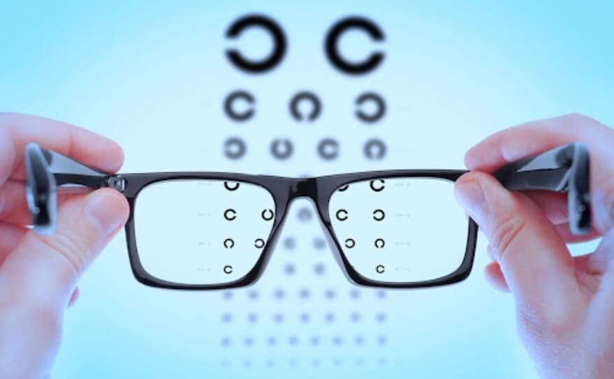 Ухудшение зрения у детей. В каком бы возрасте вы ни были, важно проверять зрение хотя бы раз в год. Фото.