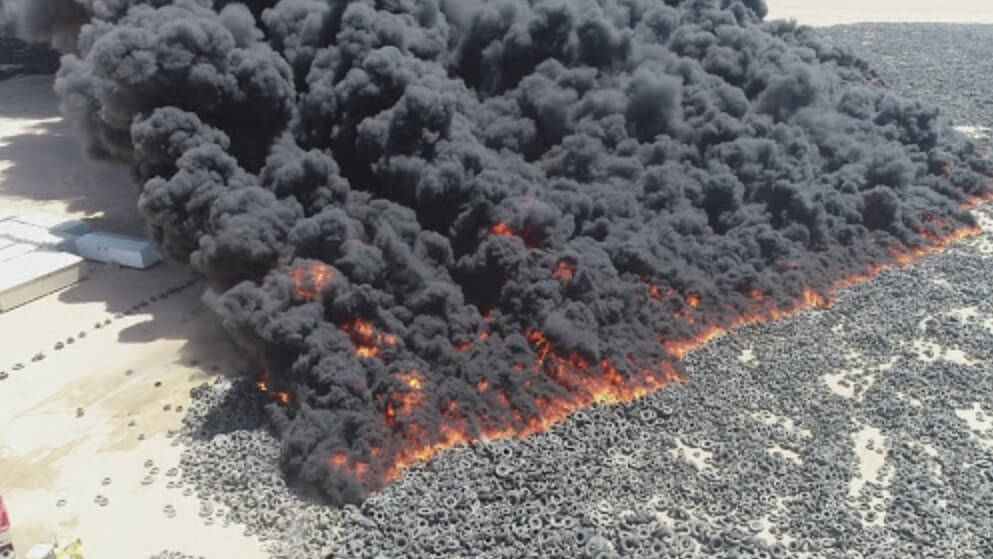 Огонь на свалке шин распространяется очень быстро. Фото.