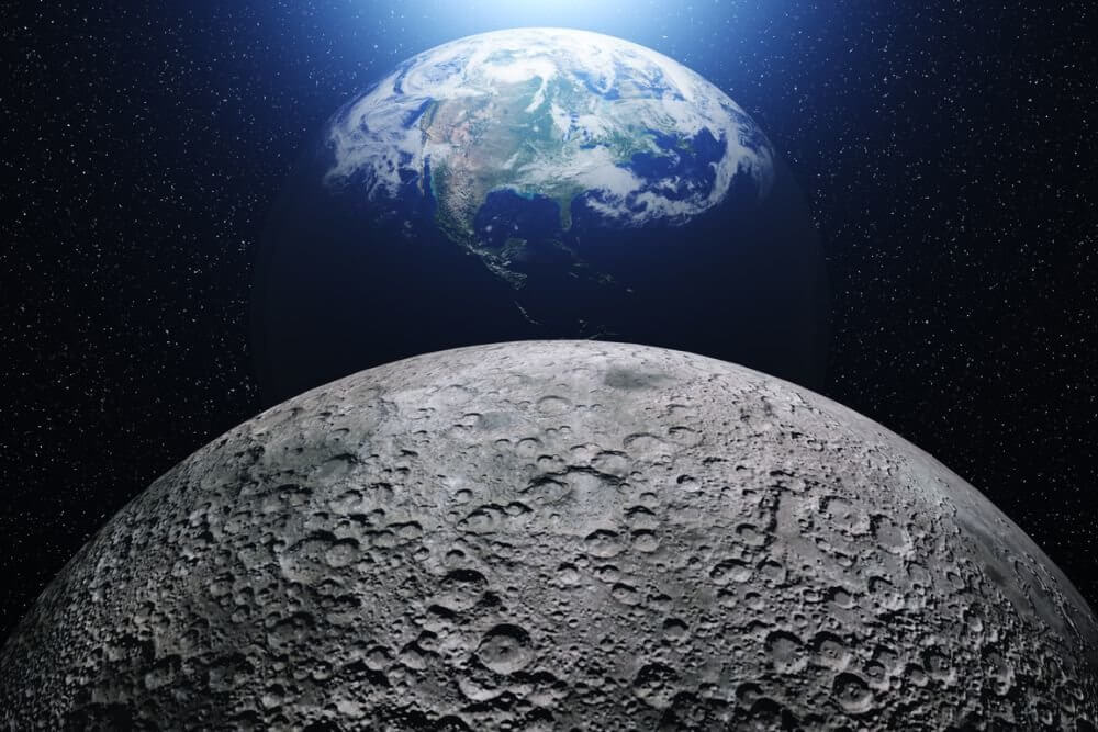 Истинный цвет луны — серый, напоминающий старый асфальт. Фото.