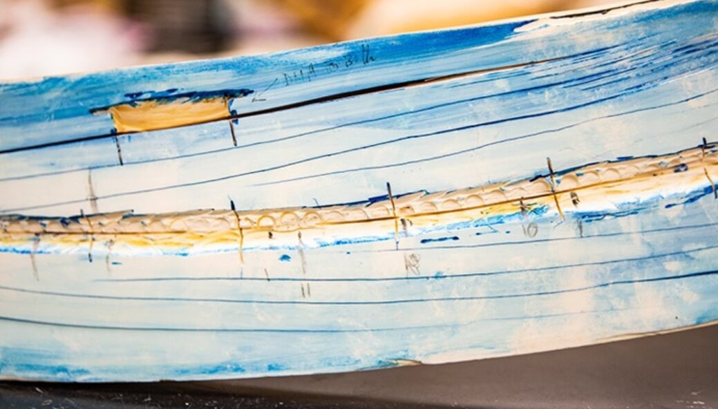 Бивень мамонта в разрезе. Чтобы слои было лучше видно, он окрашен в синий цвет. Фото.