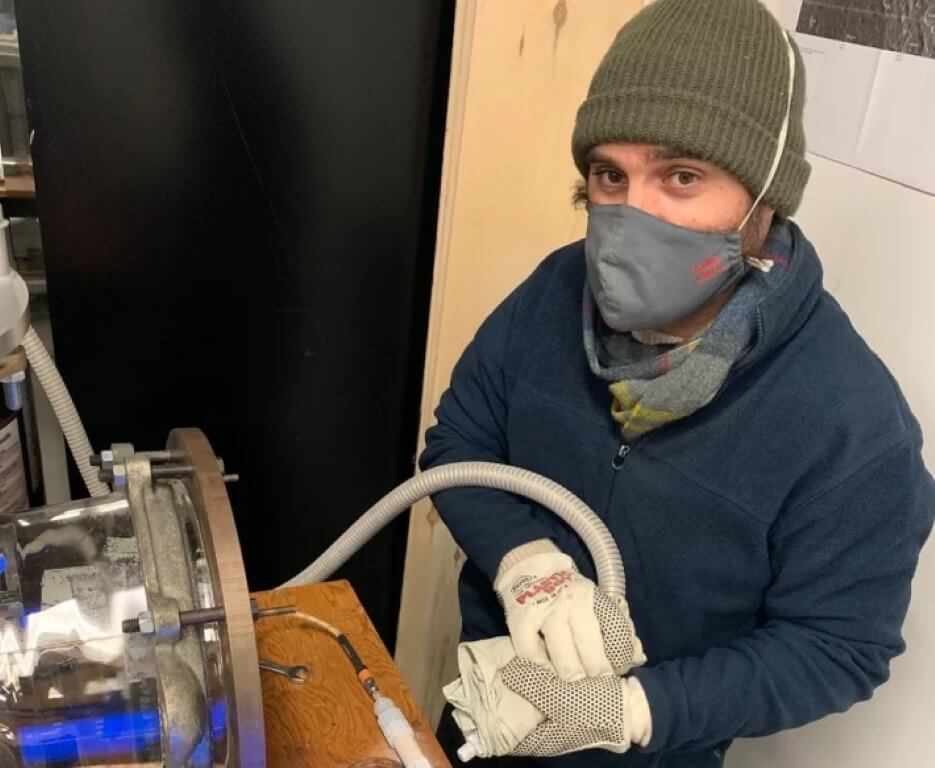 Один из исследователей в ходе проведения эксперимента. Фото.