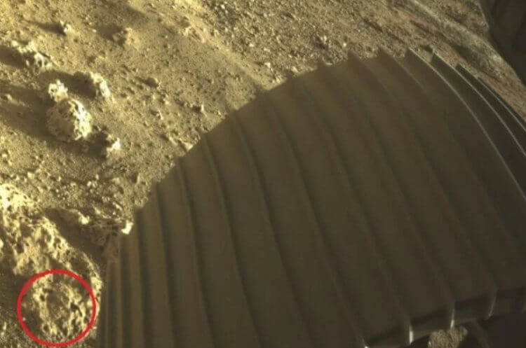 Достижения миссии Perseverance. Загадочные отверстия на поверхности Марса. Фото.