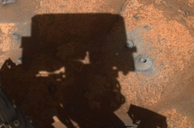 Взятие пробы марсианского грунта. Отверстие, которое Perseverance пробурил на поверхности Марса. Фото.