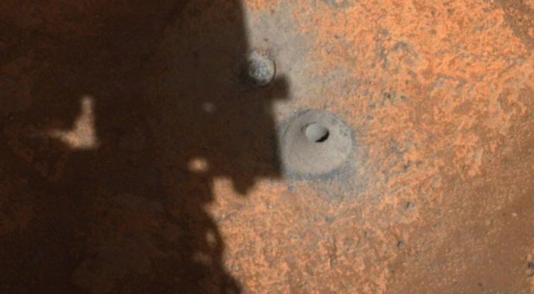 Взятие пробы марсианского грунта. Отверстие, которое пробурил марсоход Perseverance. Фото.