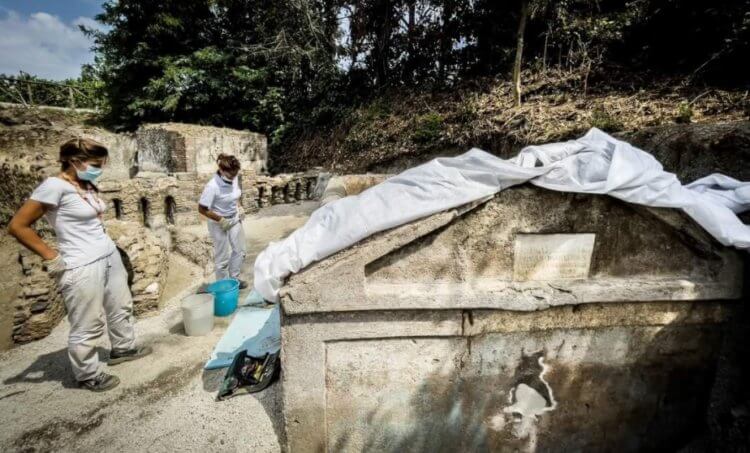 В Помпеях найдены останки древнего раба, который внезапно обрел богатство. Археологи у гробницы с мумией. Фото.