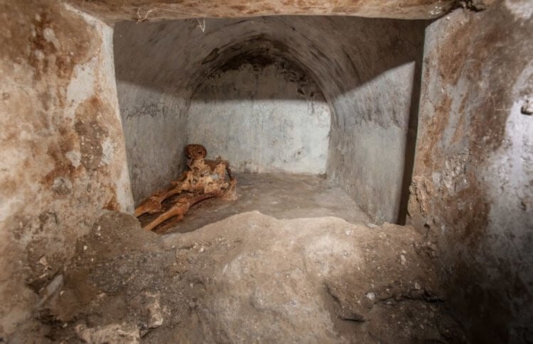 Мумия в Помпеях. Благодаря герметичности помещения, останки очень хорошо сохранились вплоть до наших дней. Фото.