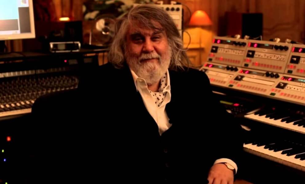 Как стать популярным музыкантом? Вангелис — один из самых успешных композиторов современности, который обрел популярность как раз благодаря своим экспериментам с музыкой. Фото.