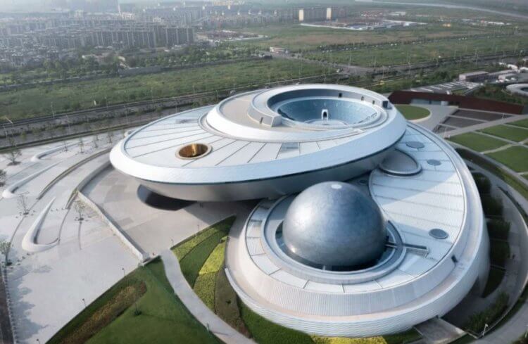 Новый планетарий в Шанхае. С некоторых ракурсов планетарий похож на космический корабль. Фото.