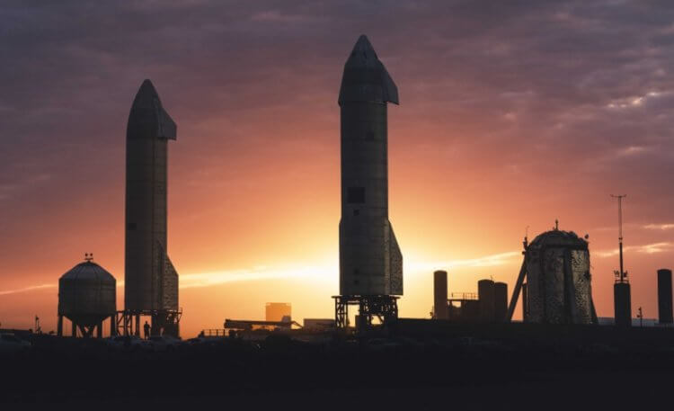 Илон Маск хочет отправить людей на Луну раньше 2024 года. Прототипы космического корабля Starship на стартовой площадке SpaceX в Южном Техасе. Фото.