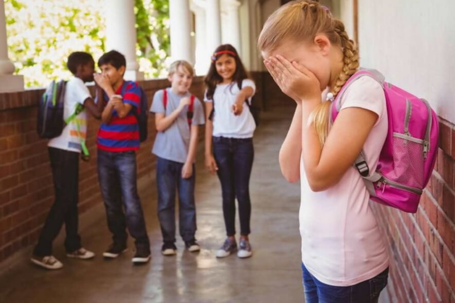 Странное или неподходящее имя ребенка может стать причиной травли в школе. Фото.