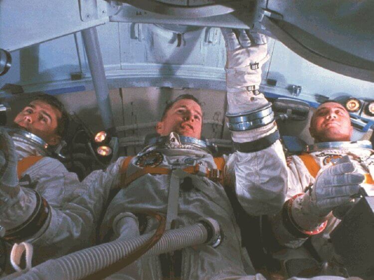 Пожар в командном модуле Аполлон-1 (1967 год). Экипаж челнока Аполлон-1 незадолго до трагедии. Фото.