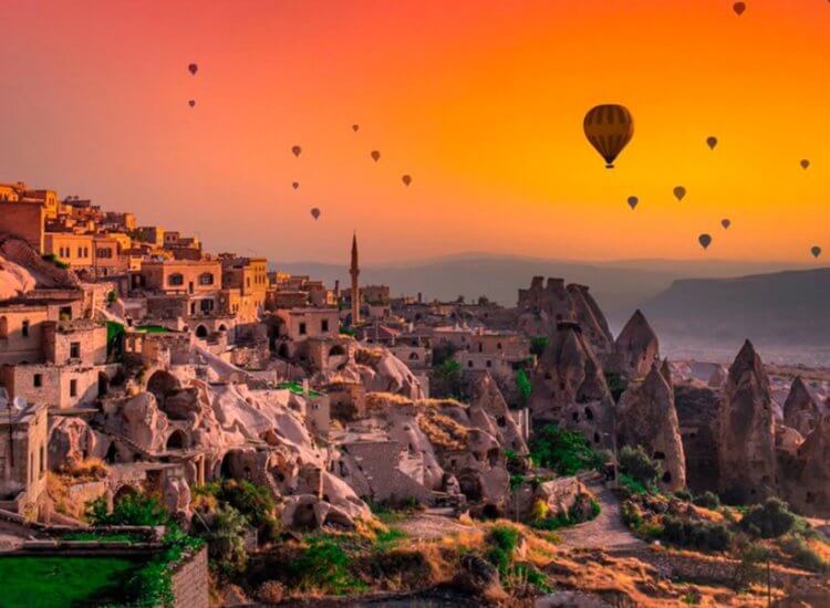 Подземные города нашей планеты. Воздушные шары над Каппадокией. Фото.