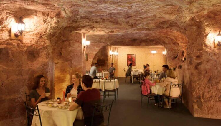 Люди, живущие под землей. Подземный ресторан в городе Кубер-Педи. Фото.