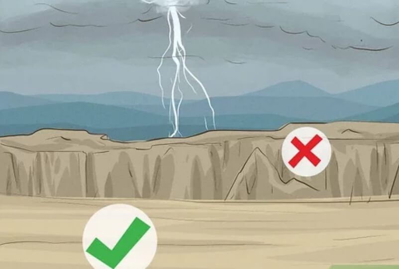 Чтобы скрыться от молнии на открытой местности найдите низину. Фото.