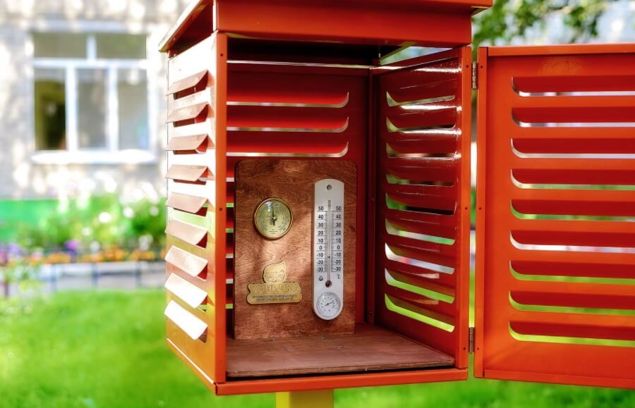 Как работают метеостанции? Простая психометрическая будка. Фото.