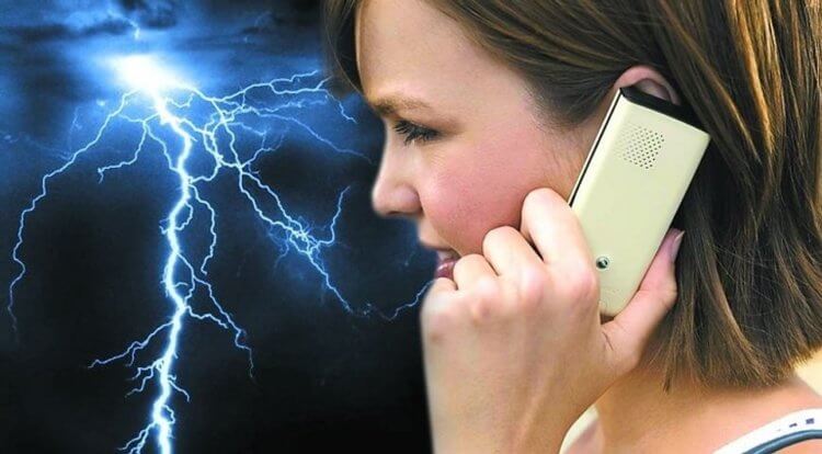 Можно ли в грозу разговаривать по телефону? Существует мнение, что телефоны притягивают к себе молнии, но научных доказательств этому нет. Фото.