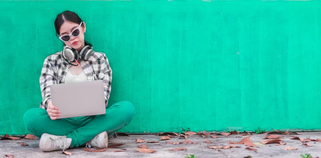 Как оказалось, подростки склонны к вере в теории заговора. Фото.