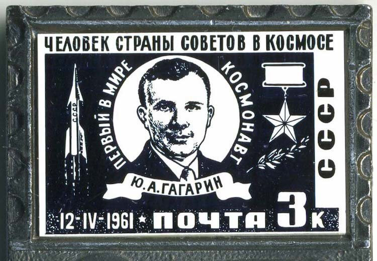 Как делают значки из ситалла. Первый значок увы не сохранился, но этот с Юрием Гагариным, был одним из первых. Фото.