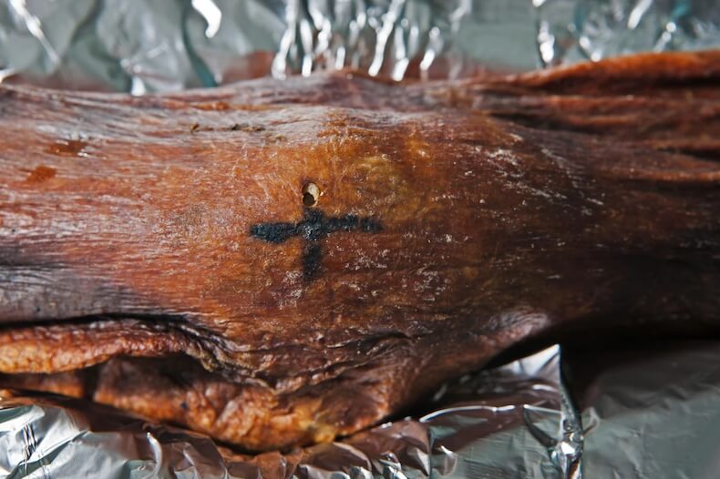 Человек Эци — каким он был? На теле Эци обнаружено более 60 татуировок, указывающих на проблемные суставы и точки акупунктуры. Фото.