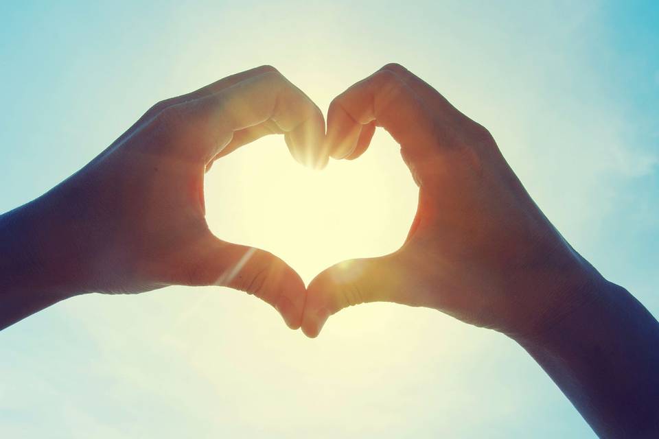 Сигналы сердца влияют на на отношение человека к себе. Фото.