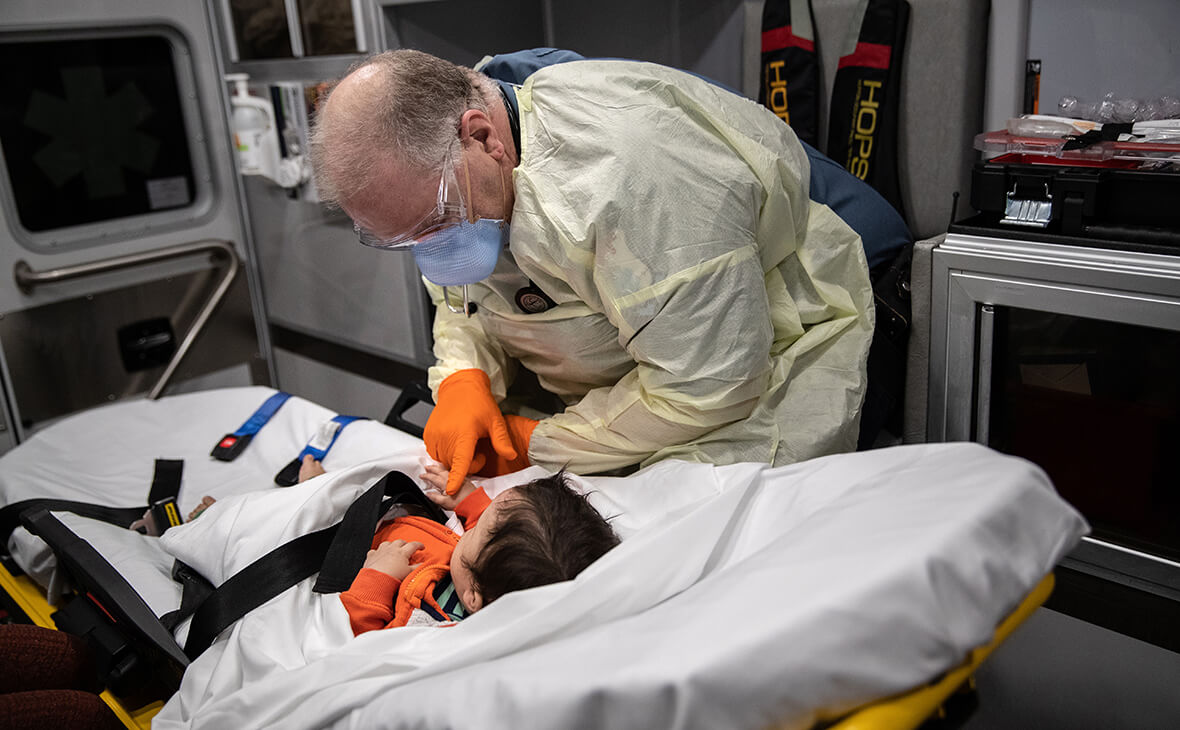 Увеличившееся количество тяжелых случаев связано с высокой заразность штамма Дельта. Фото.