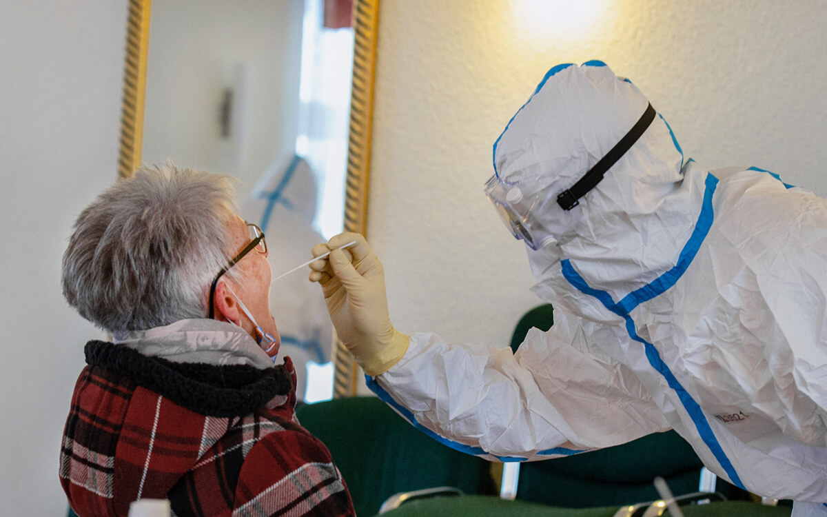 Иммунитет от коронавируса снижается с возрастом. С возрастом в организме снижается количество клеток иммунной системы, способных бороться с коронавирусом. Иммунитет от коронавируса снижается с возрастом. С возрастом в организме снижается количество клеток иммунной системы, способных бороться с коронавирусом. Фото.