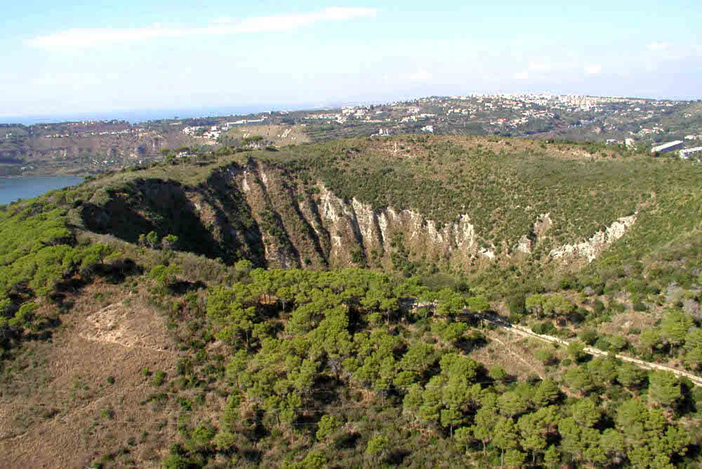Флегрейские поля в Италии. Поверхность земли на Флегрейских полях все время находится в движении. Фото.